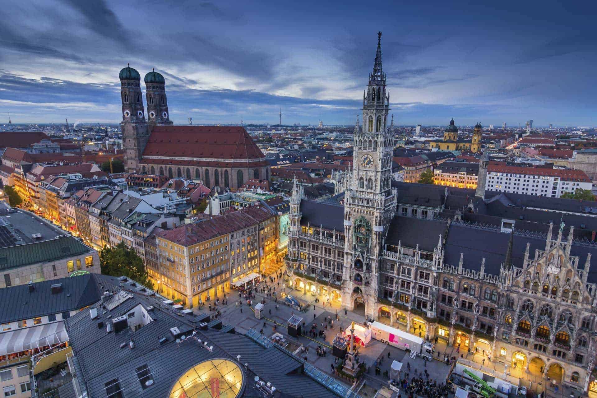 Munich отзывы. Мариенплац Мюнхен фото. Мюнхен достопримечательности Ратушная площадь. Мюнхен город в Германии. Центр Мюнхена.