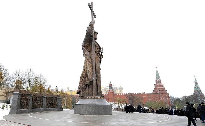 A monument to Vladimir I in Moscow